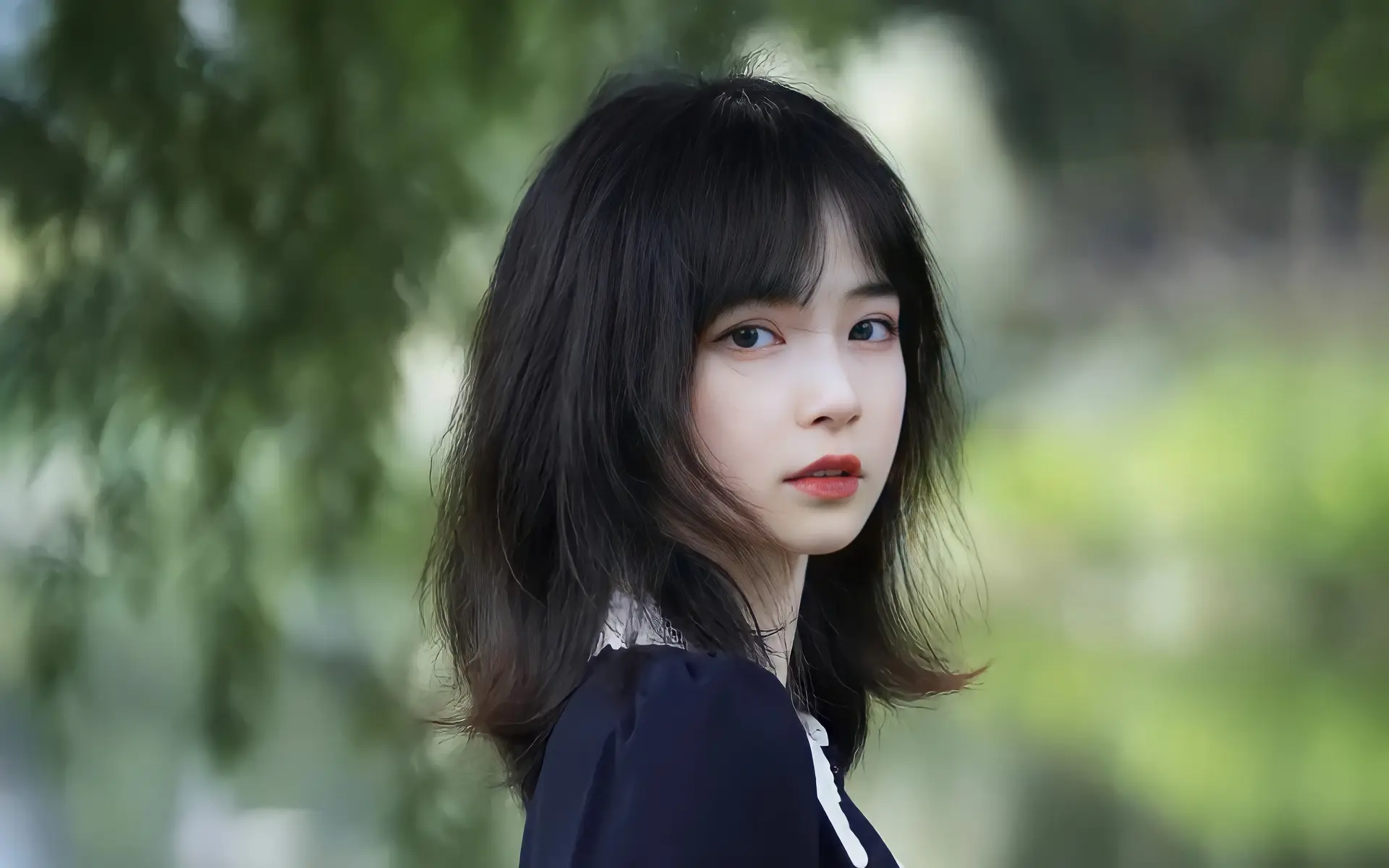 Short Dark Hair Beautiful Woman Looking Back 4K Desktop Wallpaper