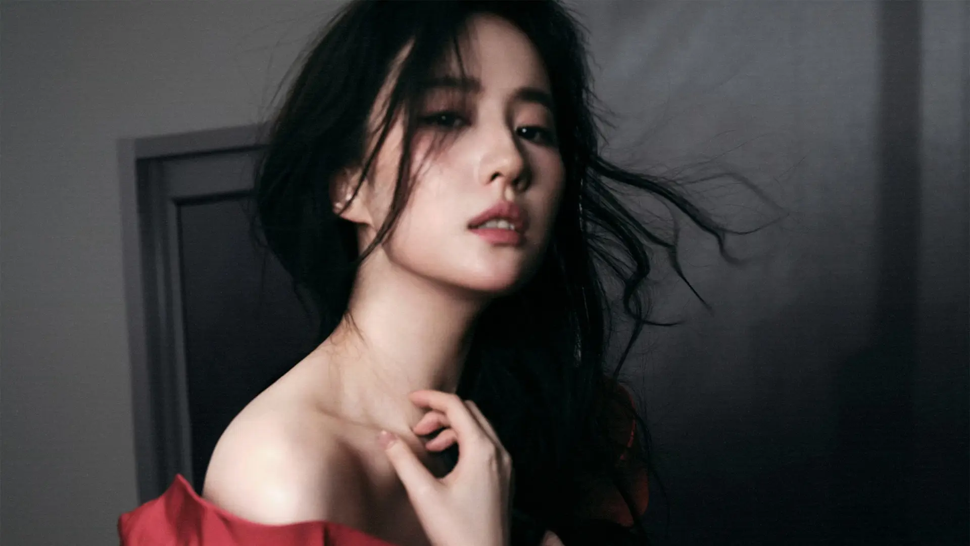 Liu Yifei Red Off-Shoulder Portrait Wallpaper