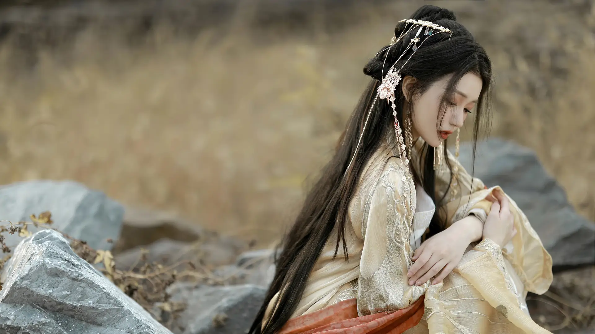 Traditional Chinese Hanfu Woman Side Profile 8K Desktop Wallpaper