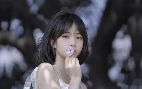 4099x2562 Desktop Wallpaper - 短发少女手持粉色花瓣4K电脑壁纸