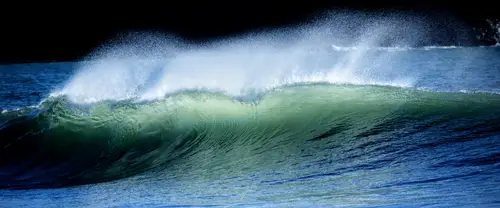 3840x1600 Ultrawide 自然风景 Wallpaper - 深蓝海面上翻卷的翠绿海浪与浪尖白色飞沫