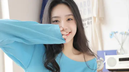 1920x1080 Desktop Wallpaper - 蓝衣长发美女遮面微笑桌面壁纸