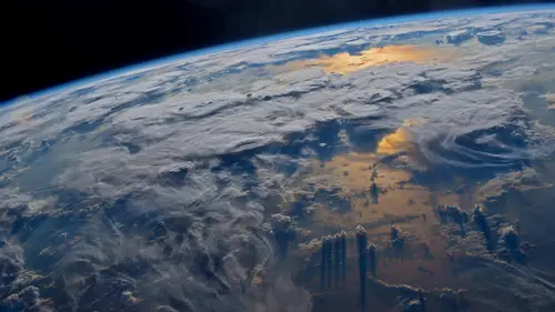 4900x2756 Desktop Wallpaper - 国际空间站俯瞰地球4K电脑壁纸