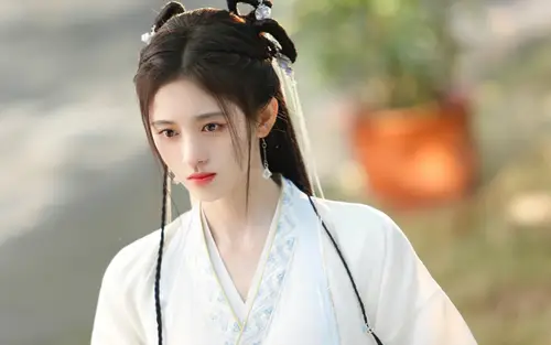2560x1600 Desktop Wallpaper - 古风白衣女子精致盘发侧影电脑壁纸