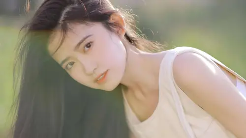 7281x4096 Desktop 人像摄影 Wallpaper - 长发少女侧头回眸4K电脑壁纸