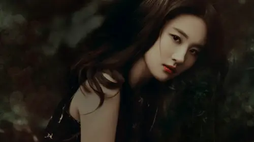 1920x1080 Desktop 人像摄影 Wallpaper - 刘亦菲深色虚化背景下侧身凝视的长发红唇人像
