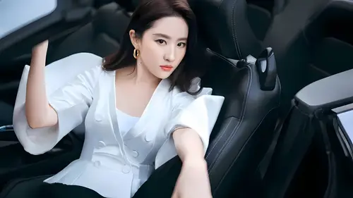 4320x2428 Desktop 人像摄影 Wallpaper - 刘亦菲白色西装车内自拍4K电脑壁纸