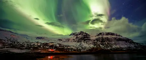3840x1600 Ultrawide Wallpaper - 极光下的雪山与湖泊夜景超宽屏壁纸