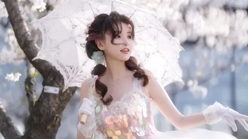 7281x4096 Desktop Wallpaper - 樱花树下撑蕾丝伞少女4K电脑壁纸