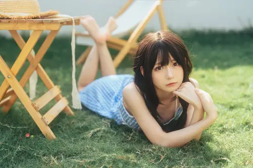 4096x2731 Desktop Wallpaper - 草地少女蓝裙托腮4K电脑壁纸