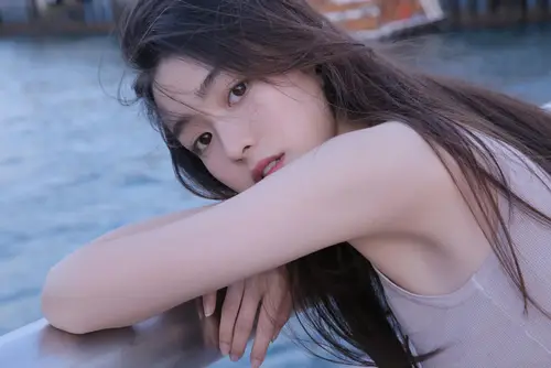 4031x2688 Desktop 人像摄影 Wallpaper - 海边栏杆长发美女4K电脑壁纸