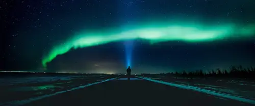 3840x1600 Ultrawide Wallpaper - 北极光夜空下的孤独身影超宽屏壁纸