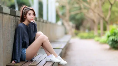 3840x2160 Desktop 人像摄影 Wallpaper - 长发美女户外长椅写真4K电脑壁纸