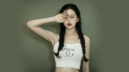 7680x4320 Desktop Wallpaper - 双麻花辫美女白色吊心机背心8K电脑壁纸
