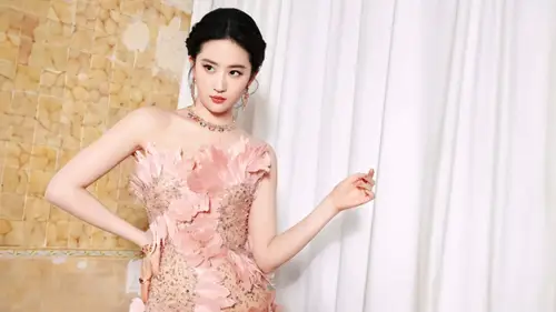 2560x1440 Desktop 人像摄影 Wallpaper - 刘亦菲粉色羽毛礼服红毯肖像电脑壁纸