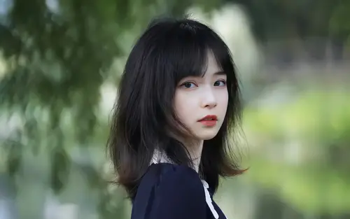 4096x2560 Desktop Wallpaper - 齐肩短发黑发美女侧头回眸4K电脑壁纸