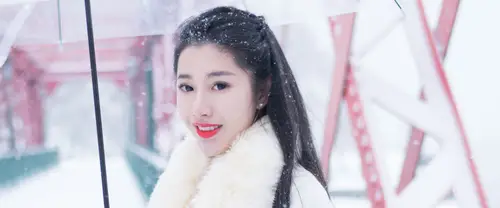3840x1600 Ultrawide Wallpaper - 雪景撑伞美女超宽屏壁纸