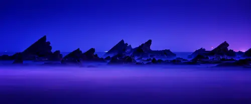 3840x1600 Ultrawide 自然风景 Wallpaper - 蓝紫暮色下锯齿状礁石横列于平滑海面