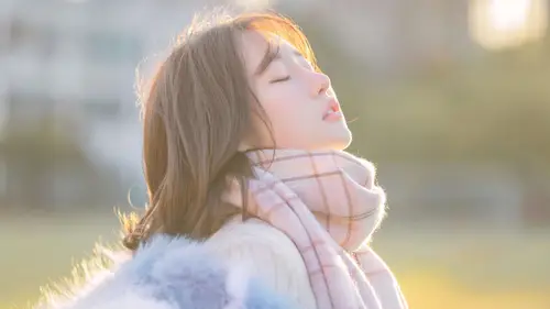 7281x4096 Desktop 人像摄影 Wallpaper - 夕阳逆光格子围巾少女4K电脑壁纸