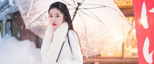 3840x1600 Ultrawide Wallpaper - 雪景撑伞美女白大衣超宽屏壁纸