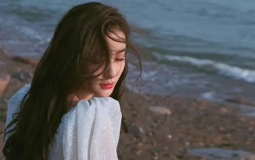 2560x1600 Desktop Wallpaper - 海滩长发美女侧影唯美电脑壁纸