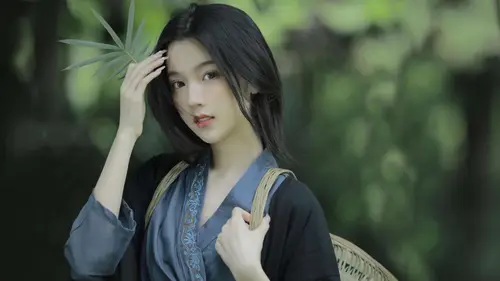 7281x4096 Desktop 人像摄影 Wallpaper - 古风少女竹林持竹叶4K电脑壁纸
