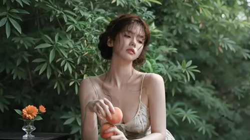 4000x2250 Desktop 人像摄影 Wallpaper - 绿植前低眸手持蜜桃的碎花吊带裙女子