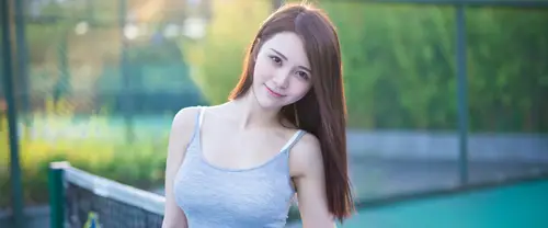 3840x1600 Ultrawide Wallpaper - 网球场少女侧头微笑超宽屏壁纸