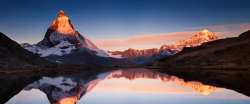 3840x1600 Ultrawide Wallpaper - 阿尔卑斯山日出染红尖顶雪峰与静湖对称倒影