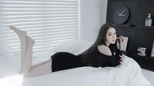 3840x2160 Desktop 人像摄影 Wallpaper - 长发女子穿黑色露肩裙俯卧白床回眸抬脚