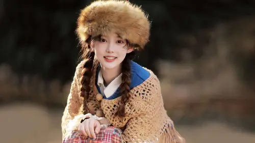 7281x4096 Desktop Wallpaper - 毛绒帽麻花辫少女4K电脑壁纸