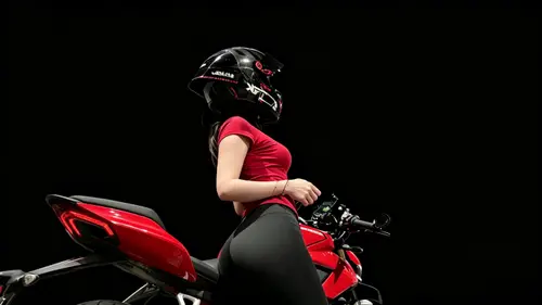 2848x1600 Desktop 人像摄影 Wallpaper - 黑色背景中戴头盔的红衣女子与红色摩托车侧后视角