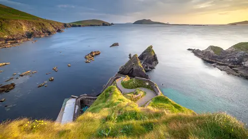 3840x2160 Desktop 自然风景 Wallpaper - 爱尔兰邓昆码头蜿蜒坡道与夕照海湾礁岩
