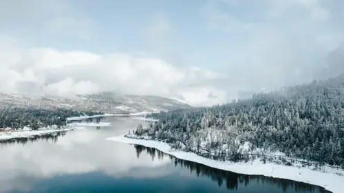 5120x2880 Desktop 自然风景 Wallpaper - 冬日静谧雪山湖泊