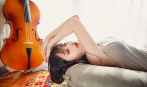 6910x4096 Desktop Wallpaper - 大提琴旁侧卧美女4K电脑壁纸