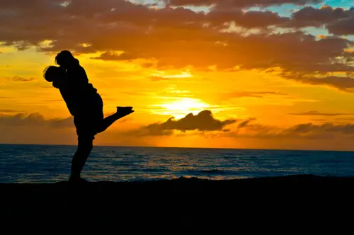6016x4000 Desktop 人像摄影 Wallpaper - 夕阳海滩浪漫拥吻剪影