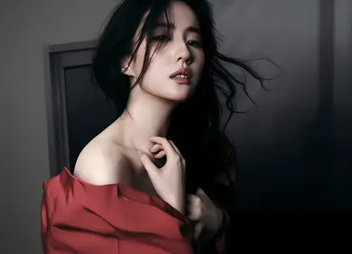 2358x1702 Desktop Wallpaper - 刘亦菲红衣暗调肩颈肖像电脑壁纸