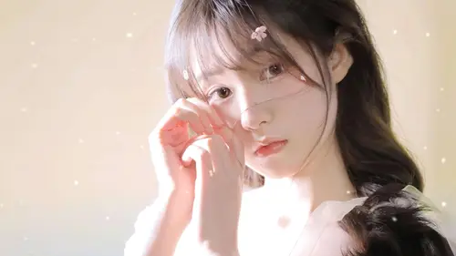 7281x4096 Desktop Wallpaper - 少女发间落花特写4K电脑壁纸