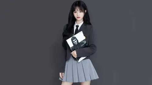7281x4096 Desktop Wallpaper - 制服少女手捧杂志4K电脑壁纸