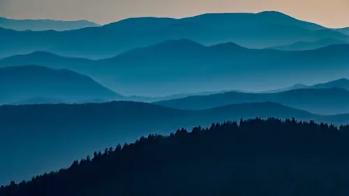 4992x2808 Desktop Wallpaper - 大雾山国家公园层叠山脉4K电脑壁纸
