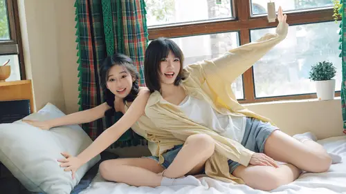 3840x2160 Desktop 人像摄影 Wallpaper - 窗边床上两名女生左右伸臂的明亮合影