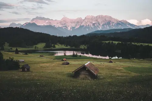 4096x2730 Desktop Wallpaper - 粉色霞光映照雪山的湖畔草甸与散落木屋