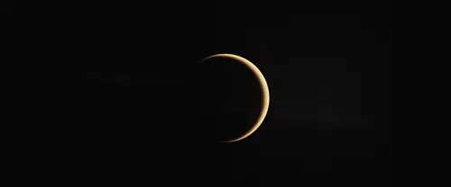 3840x1600 Ultrawide Wallpaper - 漆黑夜空金色弯月超宽屏壁纸