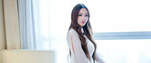3840x1600 Ultrawide Wallpaper - 明亮窗边白衣长发女子超宽屏壁纸