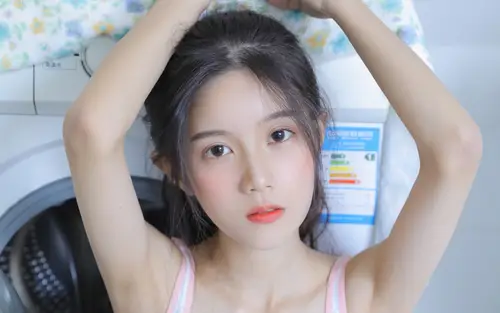 1920x1200 Desktop Wallpaper - 少女双手抱头特写电脑壁纸