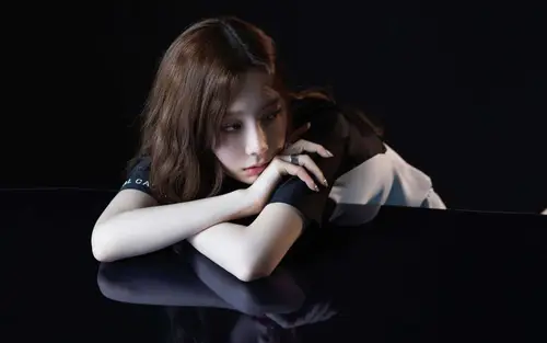 6553x4096 Desktop Wallpaper - 黑色背景桌前托腮长发美女4K电脑壁纸