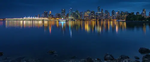 3840x1600 Ultrawide Wallpaper - 夜幕下的城市全景水面倒影超宽屏壁纸