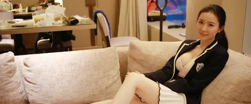 3840x1600 Ultrawide Wallpaper - 米色布艺沙发端庄美女超宽屏壁纸
