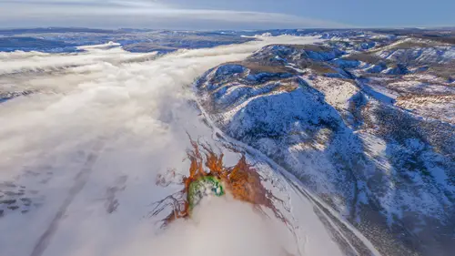 4388x2468 Desktop Wallpaper - 黄石大棱镜温泉航拍雪景4K电脑壁纸