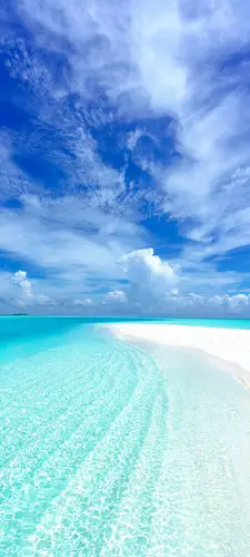 1080x2400 Mobile 自然风景 Wallpaper - 清澈浅海白沙滩与蓝天白云的夏日海滨景致